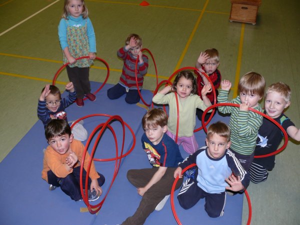 Kinder turnen bei der DJK Königsfeld