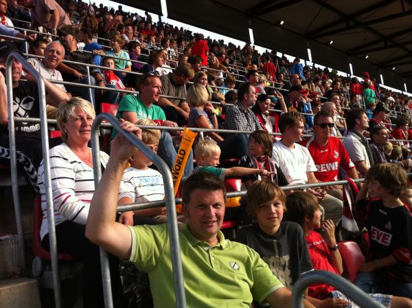 Jugendfußballer der F-Jugend der JSG Waldorf/Königsfeld mit ihren Begleitern beim Bundesligaspiel im RheinEnergie-Stadion